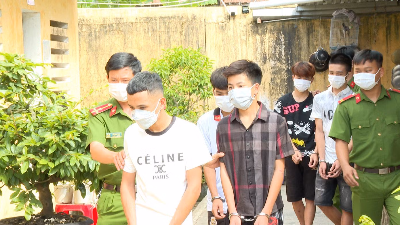 Nhóm đối tượng 2 đêm liên tiếp ra đường chặn xe người đi đường cướp tài sản. Ảnh: CA