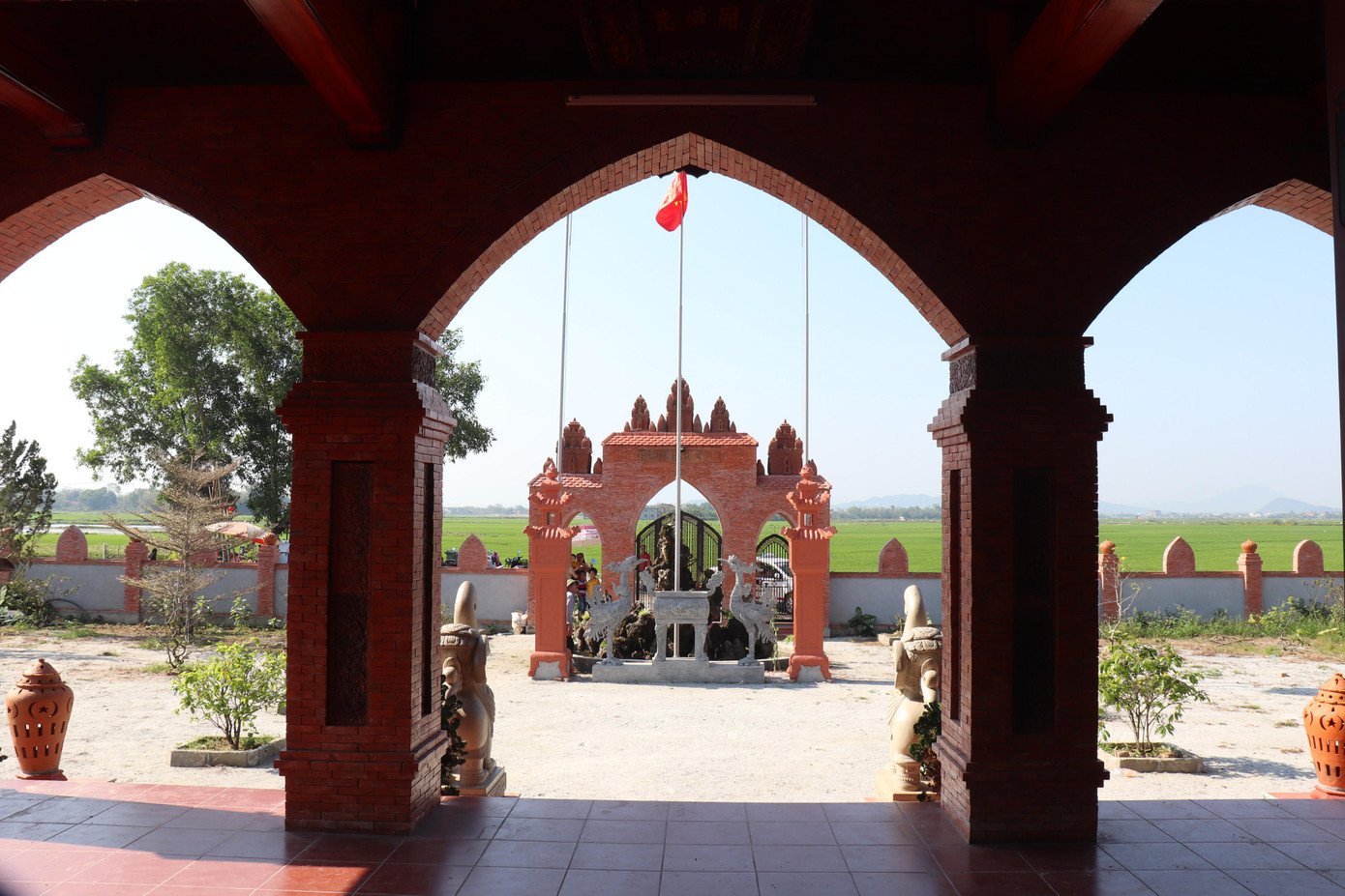 Con cháu dòng họ Chế làng Vân Thê đã cất công đi đến nhiều nơi còn lưu giữ, bảo tồn kiến trúc văn hóa Chămpa ở Quảng Nam, Ninh Thuận, Bảo tàng Chăm ở Đà Nẵng… để tìm hiểu, tham khảo. Từ đó, thống nhất xây dựng ngôi nhà thờ theo lối kiến trúc đặc biệt, mang nét đặc trưng của một dòng họ người Chămpa còn lại trên đất Huế.