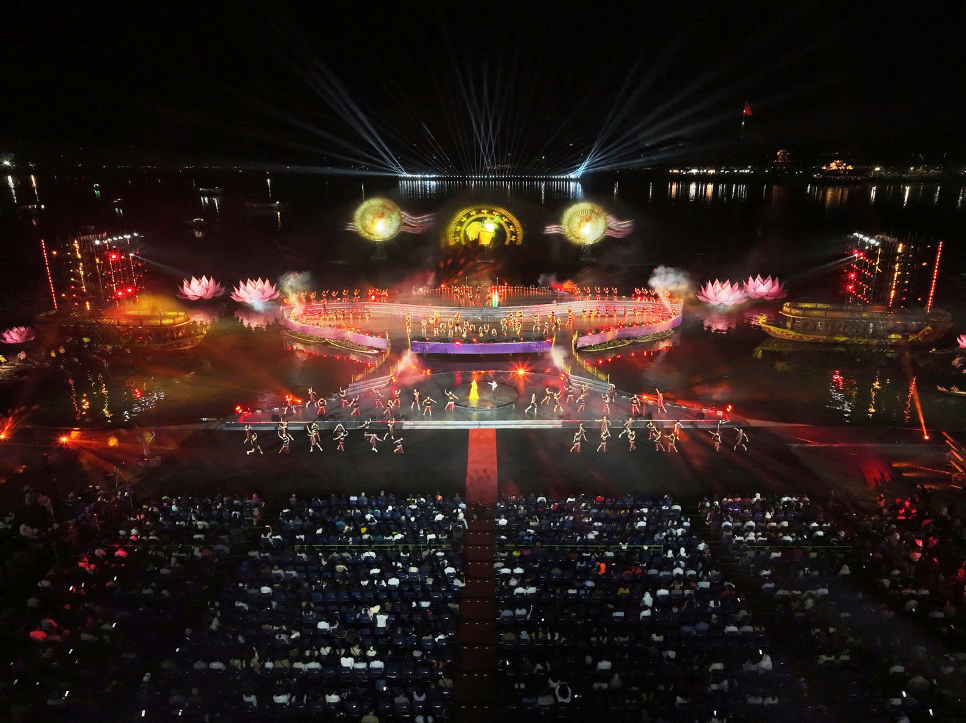 “Năm Du lịch Quốc gia - Huế 2025 với chủ đề Huế - Kinh đô xưa, vận hội mới không đơn thuần là sự kiện văn hóa du lịch thuần túy, mà còn là hành trình cảm xúc, một chuyến du hành ngược dòng lịch sử để chạm đến vẻ đẹp bất tận của đất kinh đô xưa, là sự khẳng định Huế không chỉ là thành phố của lịch sử mà còn là điểm sáng của tương lai, trung tâm du lịch văn hóa đặc sắc của cả nước, biểu tượng của sự đổi mới và phát triển dựa trên thế mạnh về di sản, nét thanh lịch, hiền hòa, mến khách của mỗi con người nơi đây”, Phó Thủ tướng Mai Văn Chính đánh giá.