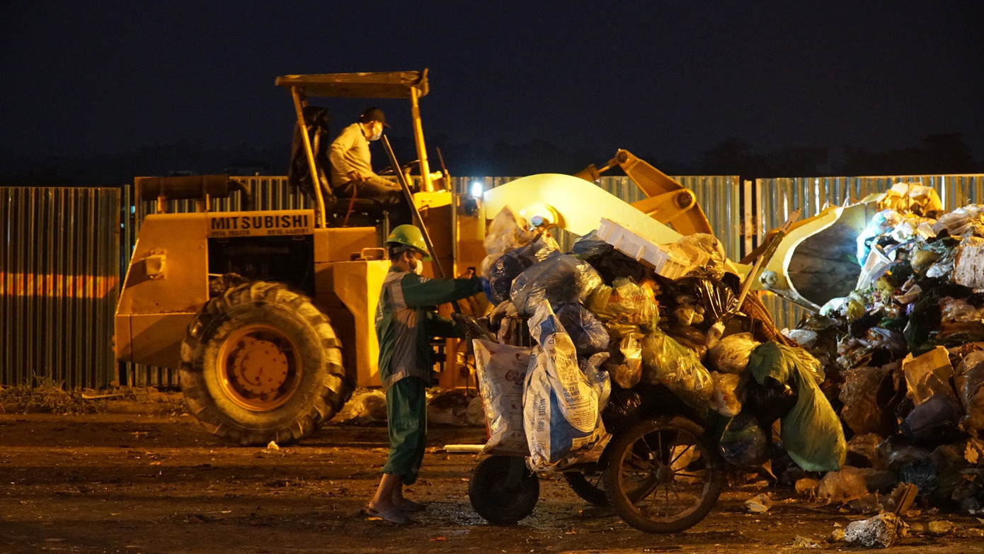 Vì đặc thù công việc, nhiều công nhân môi trường Huế không thể về quây quần đón giao thừa cùng gia đình. Vì đặc thù công việc, nhiều công nhân môi trường Huế không thể về quây quần đón giao thừa cùng gia đình.