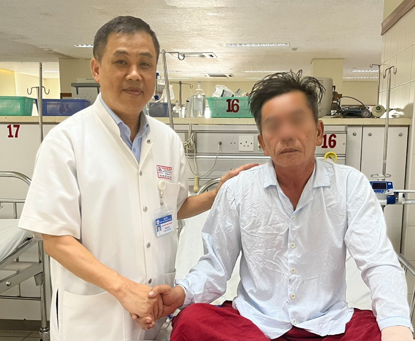 Ông V.Đ.D (bìa phải) đã qua cơn nguy kịch. Ông V.Đ.D (bìa phải) đã qua cơn nguy kịch.