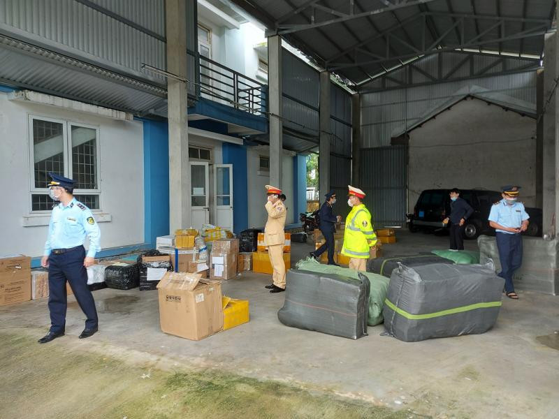 Hàng hóa không có hóa đơn, chứng từ bị tạm giữ từ xe khách giường nằm để xác minh, xử lý theo quy định Hàng hóa không có hóa đơn, chứng từ bị tạm giữ từ xe khách giường nằm để xác minh, xử lý theo quy định