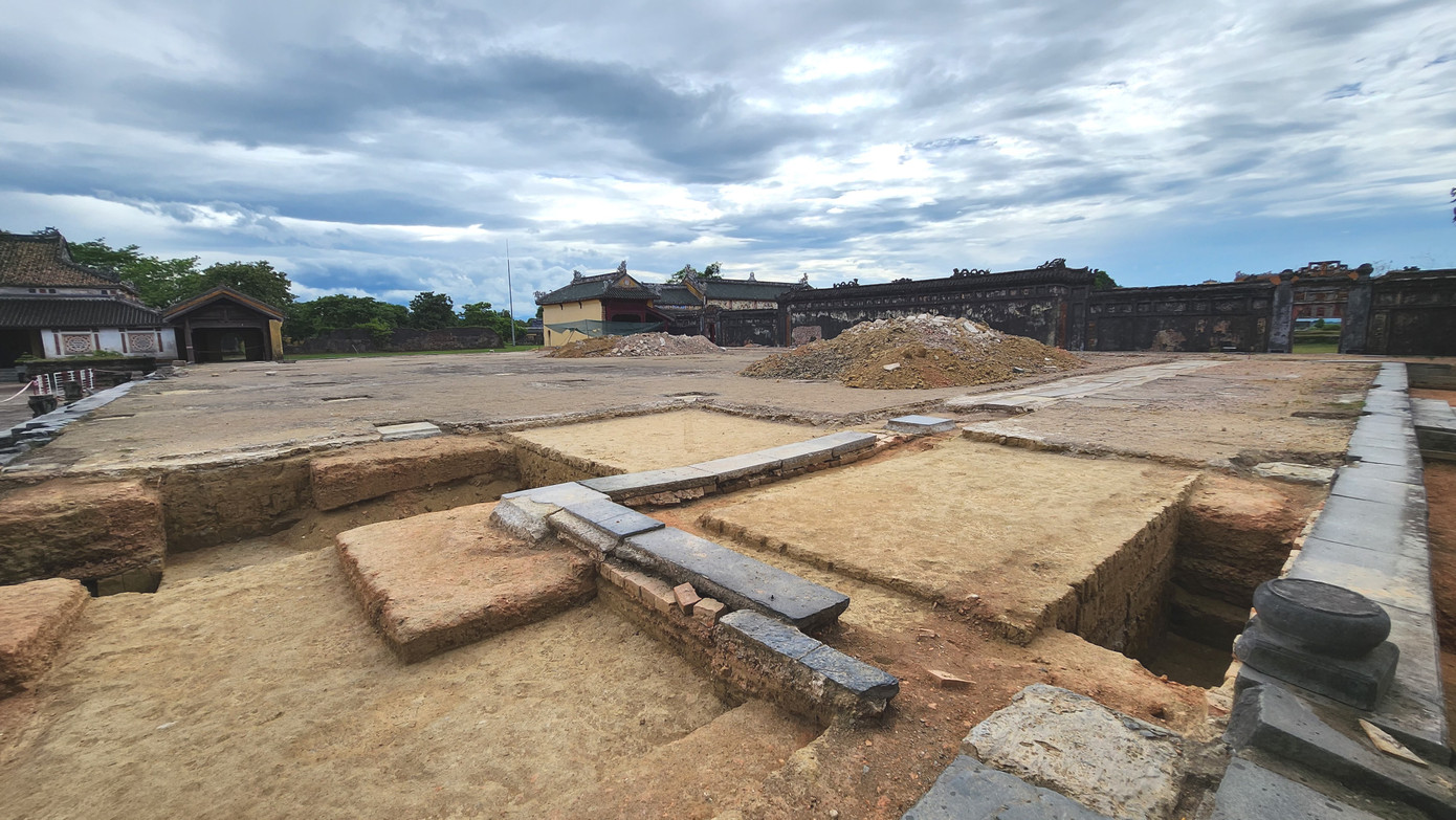 Hoạt động khai quật khảo cổ di tích điện Cần Chánh kéo dài hơn 1 tháng, với tổng diện tích các hố đào trên 200m2. (Ảnh: Ngọc Văn)