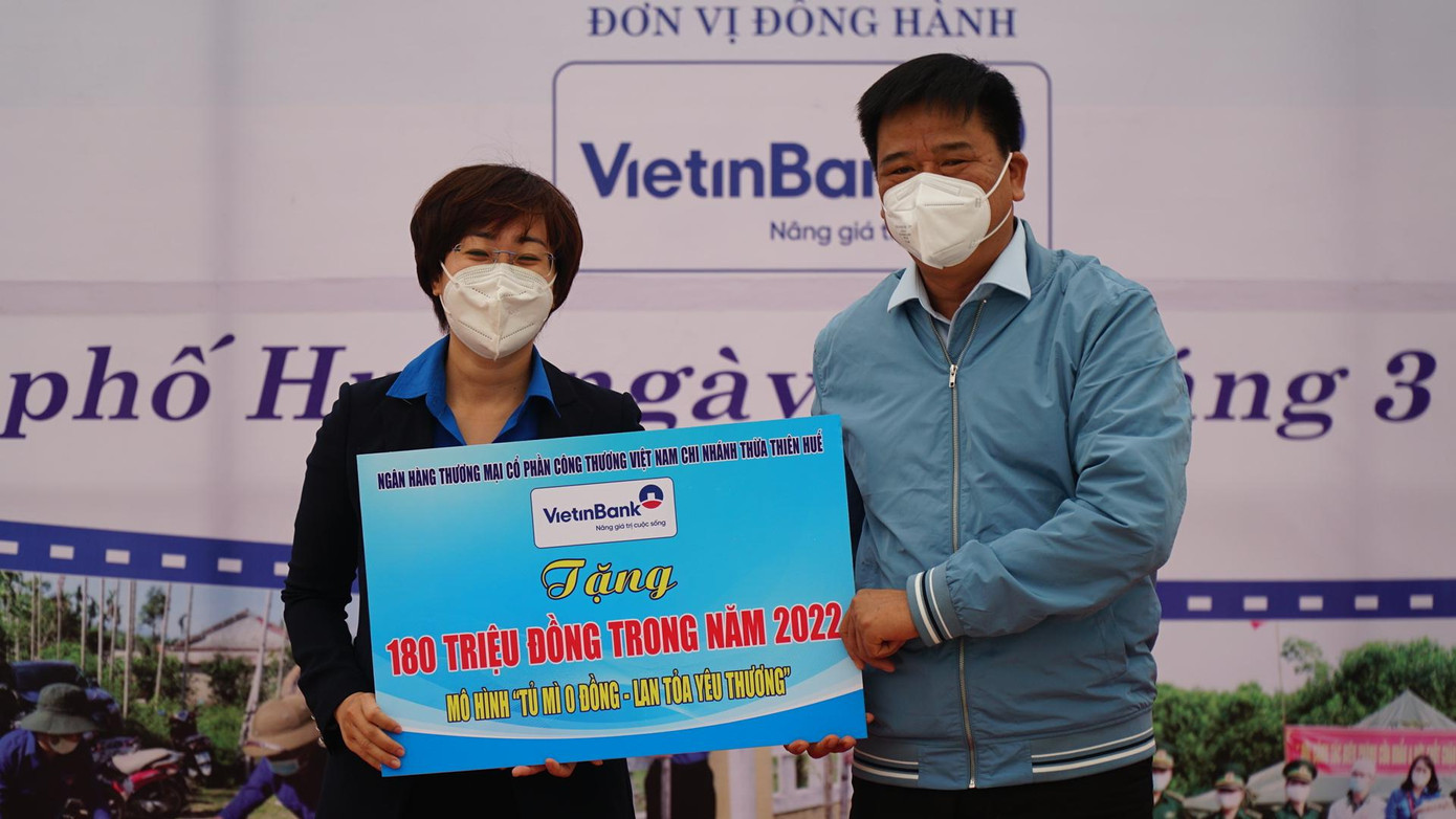 Tiếp nhận kinh phí tài trợ "Tủ mì 0 đồng" Tiếp nhận kinh phí tài trợ "Tủ mì 0 đồng"