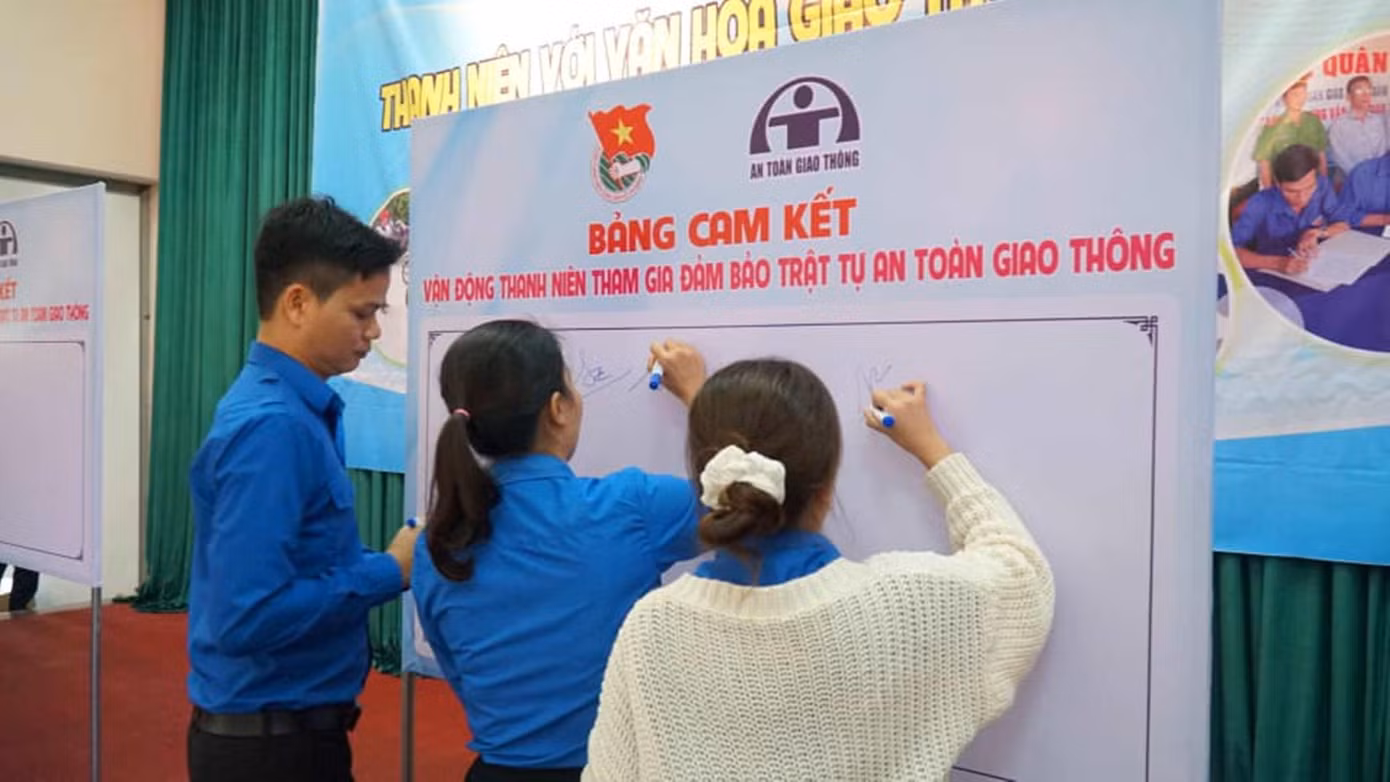 Ký cam kết hưởng ứng vận động đoàn viên, thanh thiếu nhi tham gia đảm bảo trật tự an toàn giao thông.