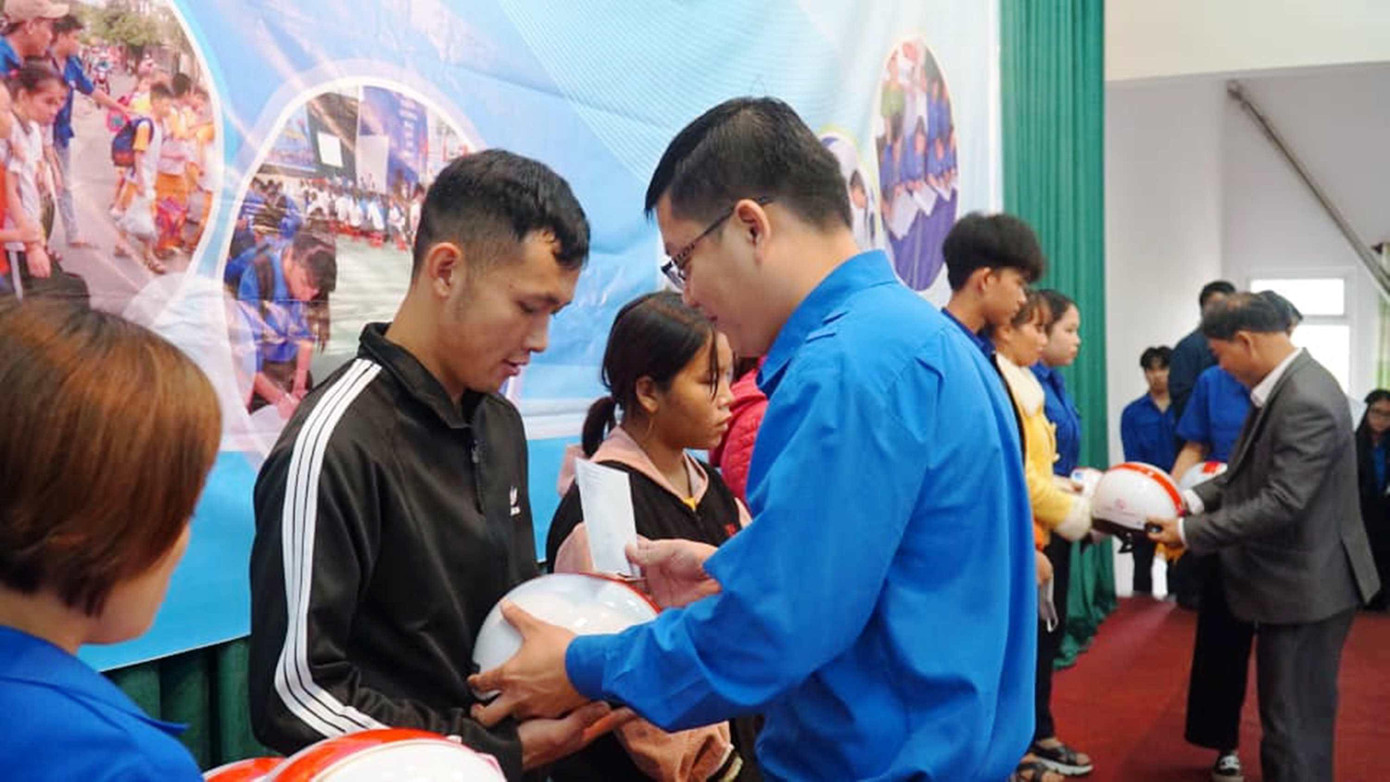 Tặng quà cho các ĐVTN hoặc người thân bị tai nạn giao thông có hoàn cảnh khó khăn. Tặng quà cho các ĐVTN hoặc người thân bị tai nạn giao thông có hoàn cảnh khó khăn.