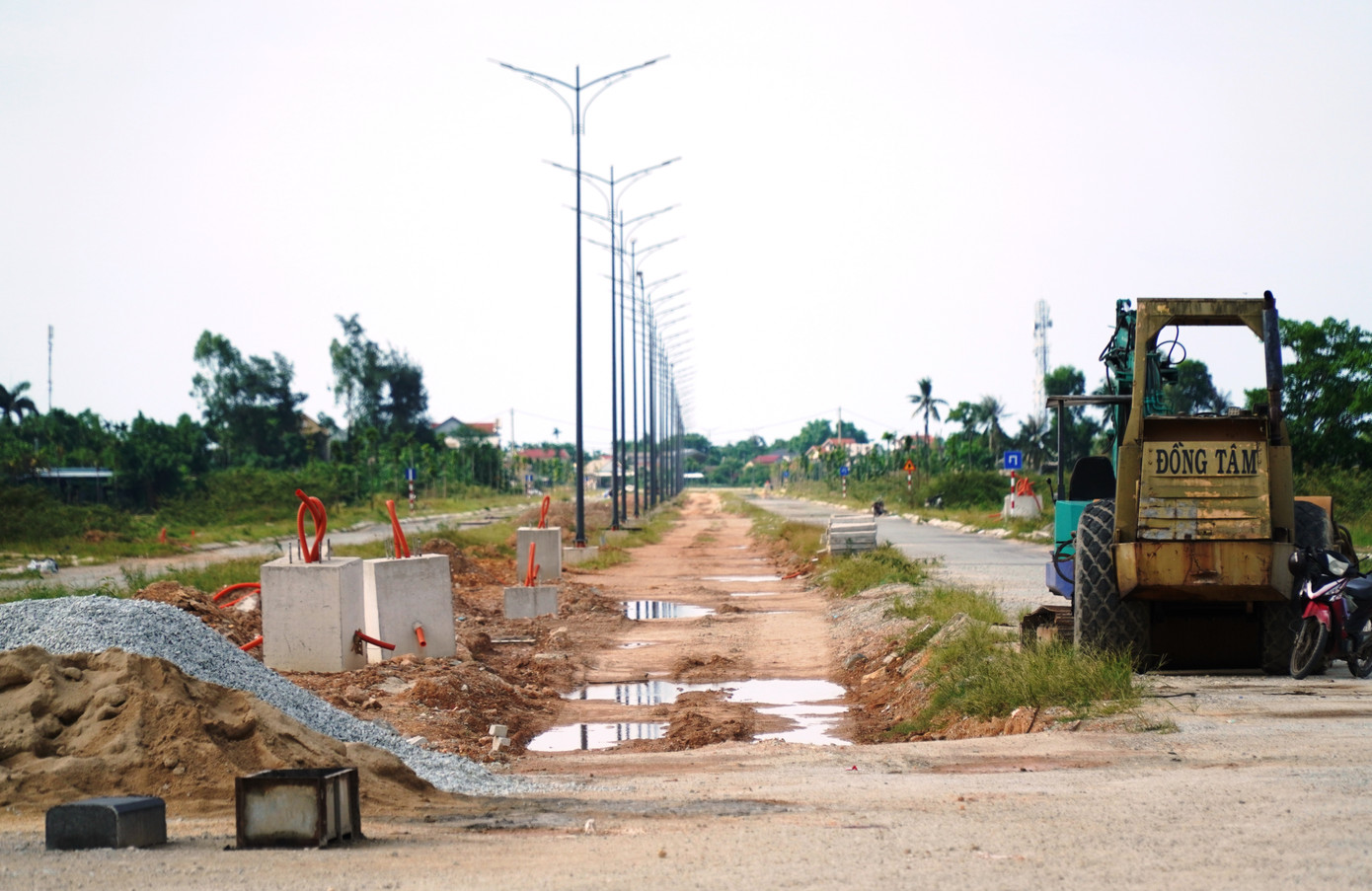 Chủ tịch UBND tỉnh TT-Huế cũng yêu cầu chủ đầu tư khẩn trương báo cáo, đánh giá toàn diện về tiến độ thi công, giải ngân đối với từng gói thầu, từng nhà thầu và tổng thể công trình; làm rõ vai trò, trách nhiệm của các tổ chức, cá nhân tham gia quản lý, giám sát dự án. Từ đó thực hiện bóc tách nguyên nhân để đưa ra giải pháp khắc phục nhằm đẩy nhanh tiến độ thi công, cũng như tăng cường giám sát, quản lý tiến độ, chất lượng thực hiện dự án. Chủ tịch UBND tỉnh TT-Huế cũng yêu cầu chủ đầu tư khẩn trương báo cáo, đánh giá toàn diện về tiến độ thi công, giải ngân đối với từng gói thầu, từng nhà thầu và tổng thể công trình; làm rõ vai trò, trách nhiệm của các tổ chức, cá nhân tham gia quản lý, giám sát dự án. Từ đó thực hiện bóc tách nguyên nhân để đưa ra giải pháp khắc phục nhằm đẩy nhanh tiến độ thi công, cũng như tăng cường giám sát, quản lý tiến độ, chất lượng thực hiện dự án.