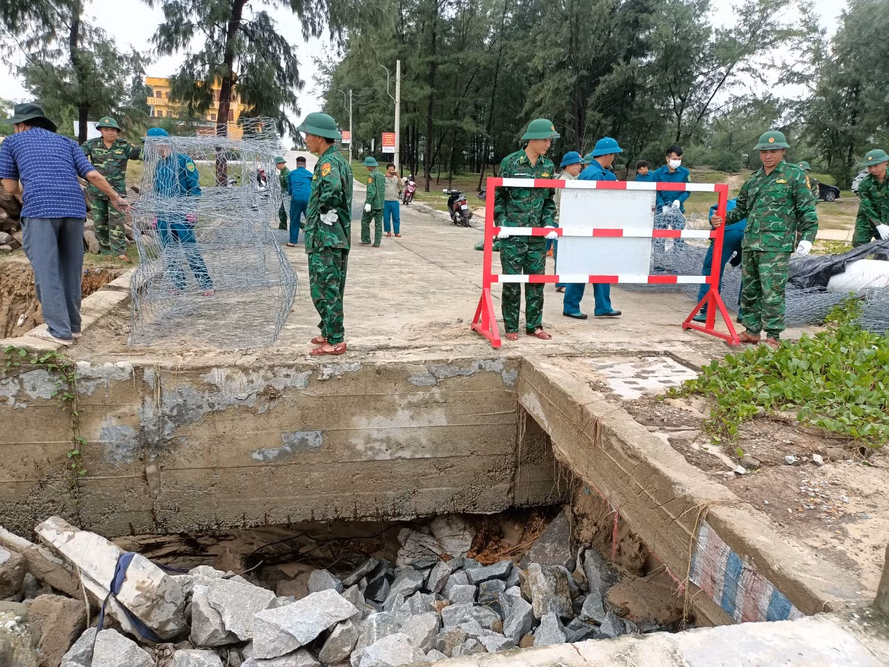 Cảnh báo đoạn đường nguy hiểm, sạt lở trong một đợt mưa lớn tại TT-Huế.
