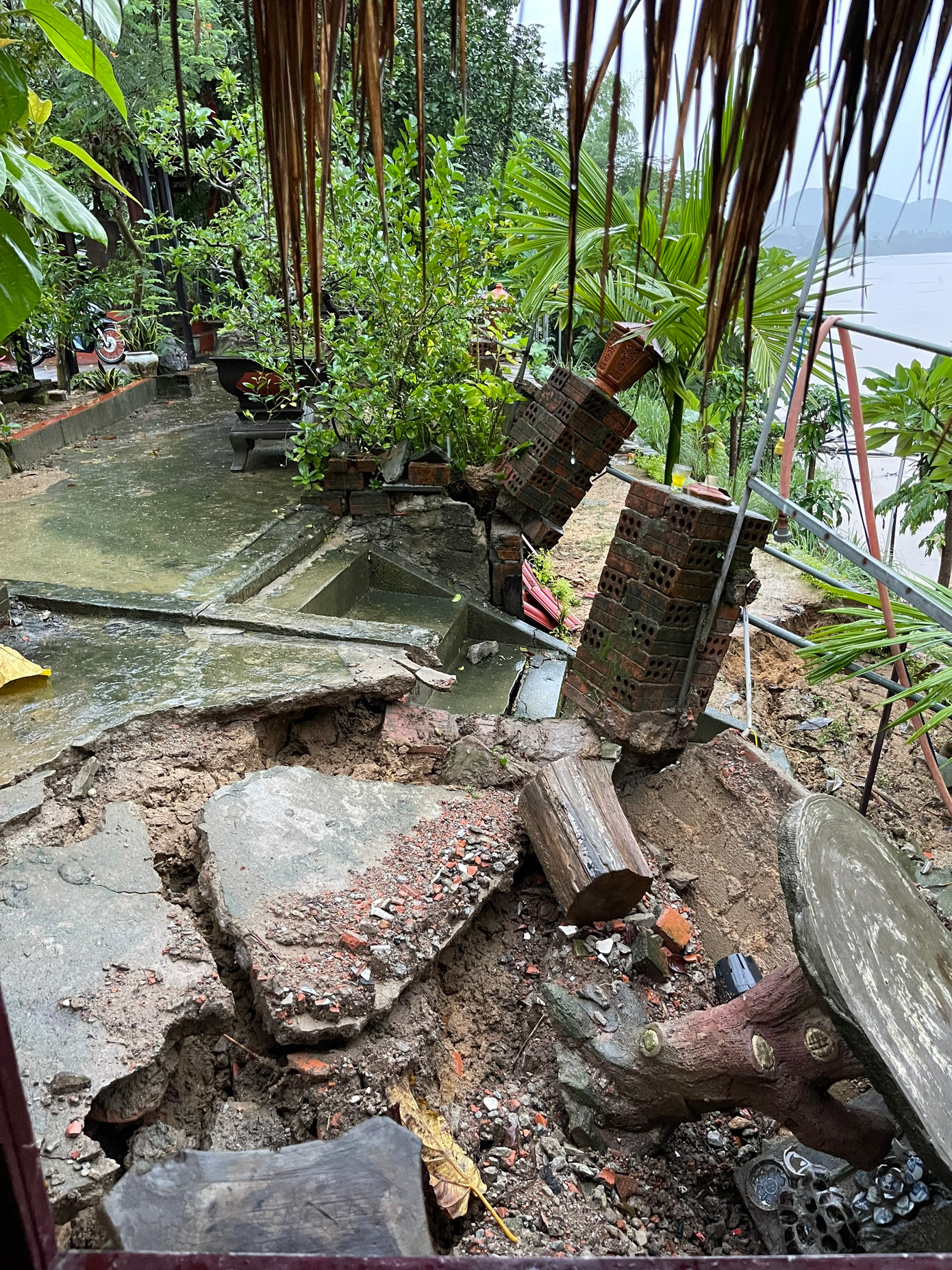 Sạt lở bờ sông Hương đoạn qua phường Hương Hồ (TP Huế) do mưa lớn. Ảnh: V.N.T