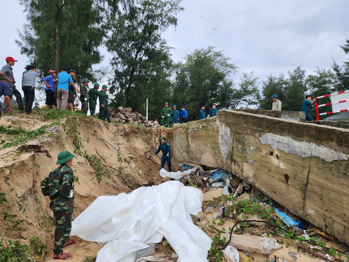 Các khu vực xung yếu ven biển, cửa sông, ven phá có nguy cơ sạt lở, ngập lụt nhận được yêu cầu kiên quyết di dân ra khỏi nơi nguy hiểm.