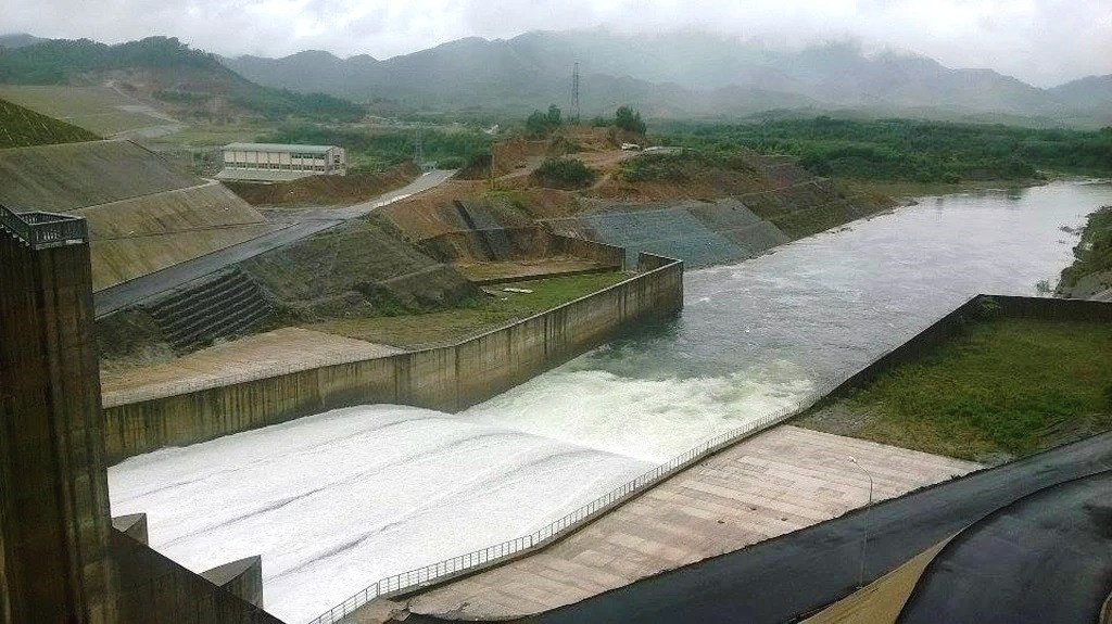 Chủ hồ chứa nước Tả Trạch cũng nhận lệnh tăng lưu lượng điều tiết mức nước qua tràn kể từ 15h chiều 16/10 để tăng dung tích, sẵn sàng đón lũ.