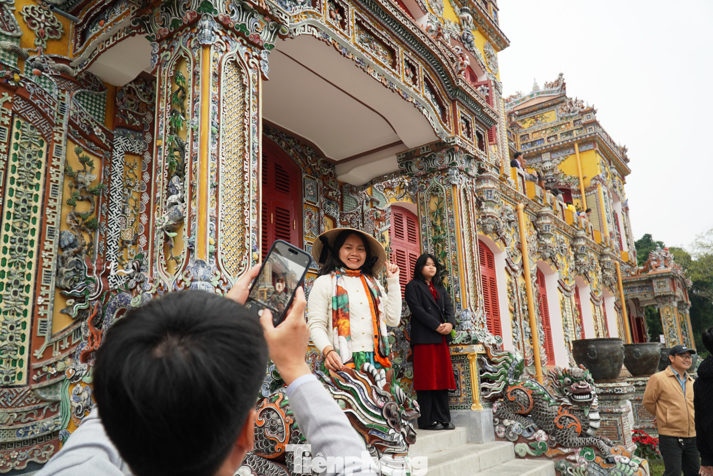 Du khách hào hứng chụp ảnh lưu niệm khi tham quan ngôi điện vừa được phục hồi. Du khách hào hứng chụp ảnh lưu niệm khi tham quan ngôi điện vừa được phục hồi.
