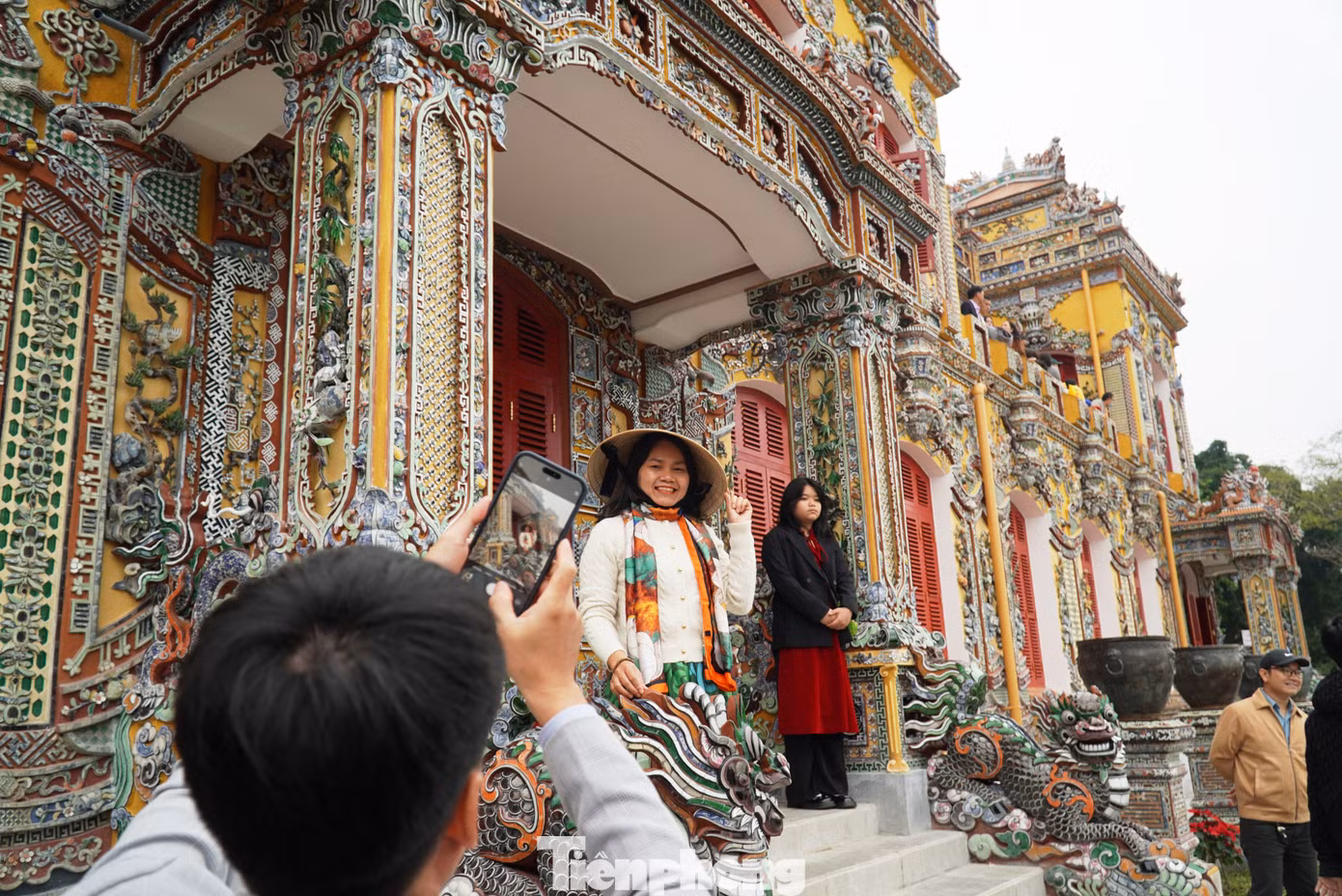Du khách hào hứng chụp ảnh lưu niệm khi tham quan ngôi điện vừa được phục hồi. Du khách hào hứng chụp ảnh lưu niệm khi tham quan ngôi điện vừa được phục hồi.