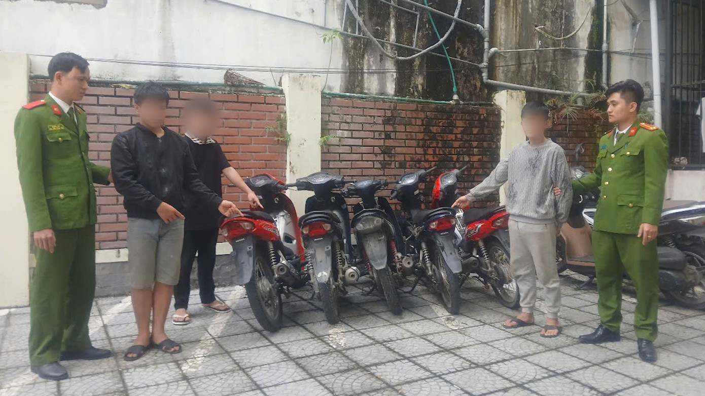 Nhóm đối tượng cùng tang vật là nhiều xe máy trộm cắp được trong thời gian ngắn. Nhóm đối tượng cùng tang vật là nhiều xe máy trộm cắp được trong thời gian ngắn.