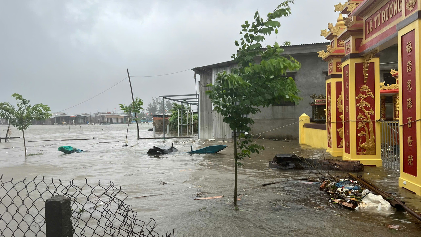 Mưa bão gây ngập lụt tại vùng ven biển TT-Huế.