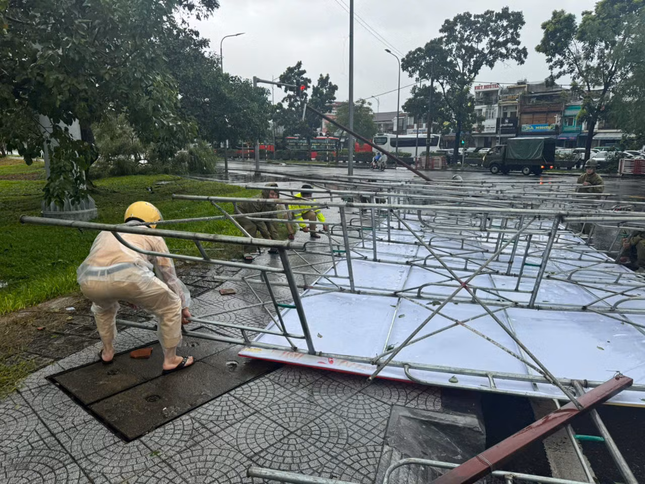 Gió bão quật đổ biển tuyên truyền quảng cáo.