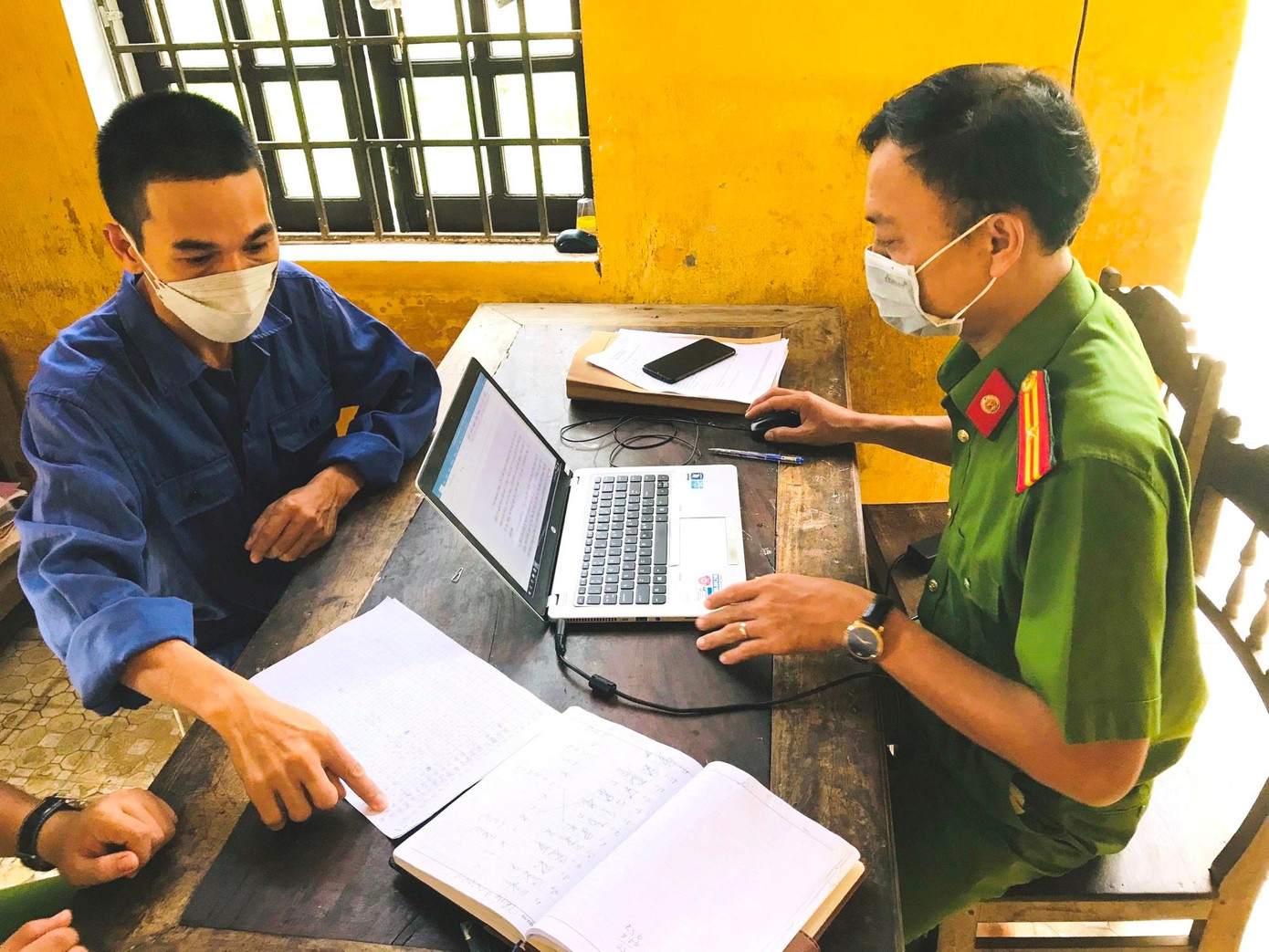 Đối tượng Võ Trọng Tiến (trái) bị công an khởi tố, bắt tạm giam vì cho nhiều đồng nghiệp vay nặng lãi, thu lợi bất chính. Ảnh: CA