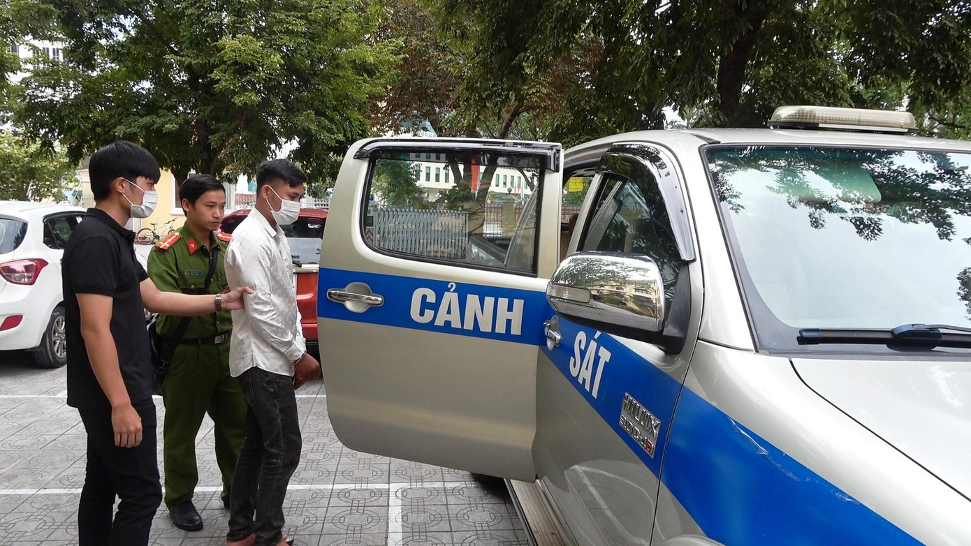 Bùi Sỹ Ích (phải) bị Công an TP Huế tạm giữ hình sự. Ảnh: CA