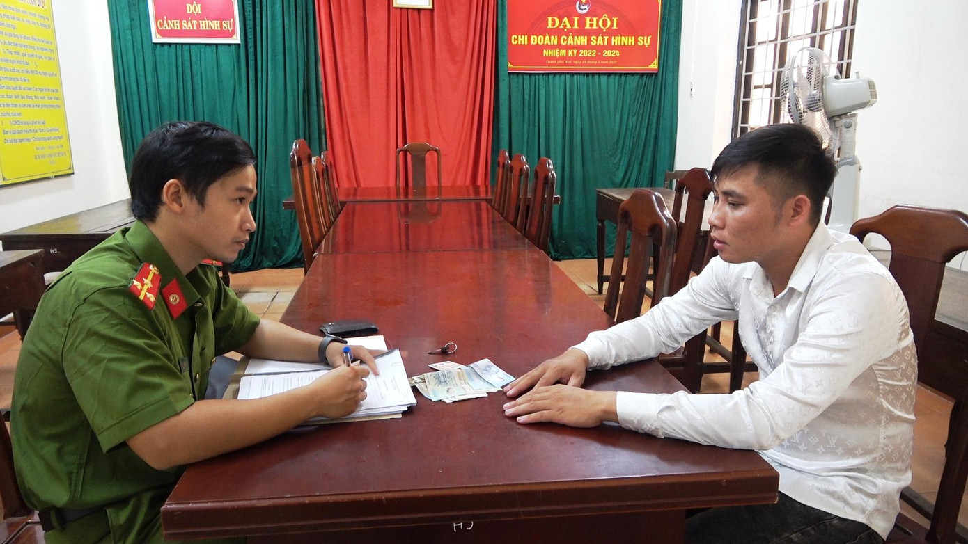 Đối tượng Bùi Sỹ Ích (bìa phải). Ảnh: CA