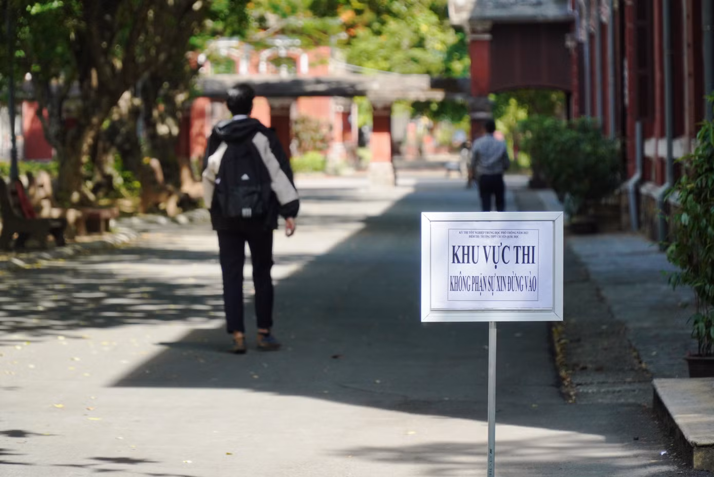 Cắm biển giới hạn khu vực thi.