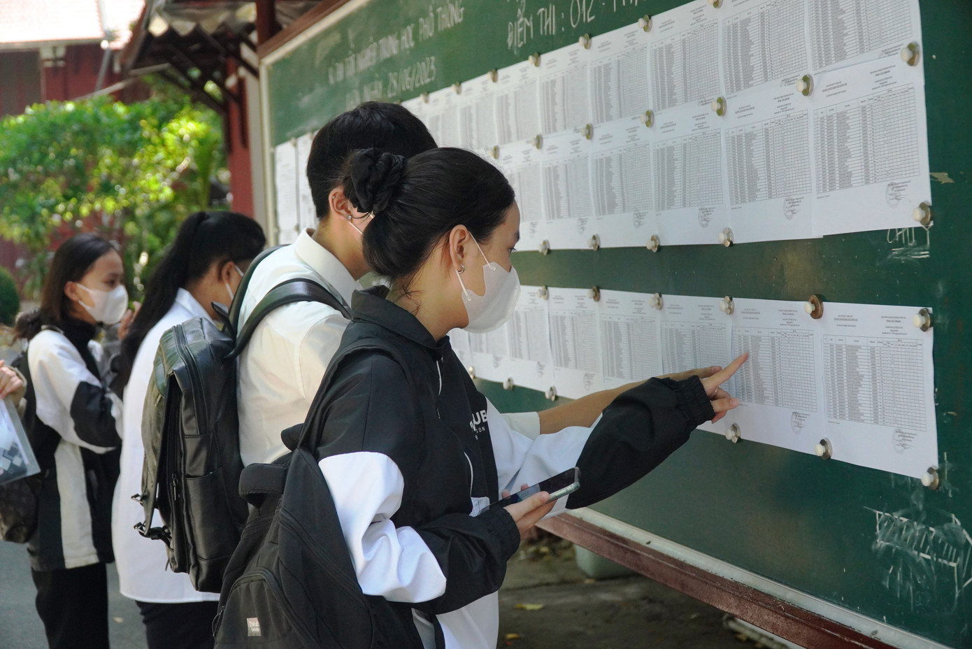 Thí sinh đến sớm để xem danh sách, vị trí phòng thi của mình. Thí sinh đến sớm để xem danh sách, vị trí phòng thi của mình.