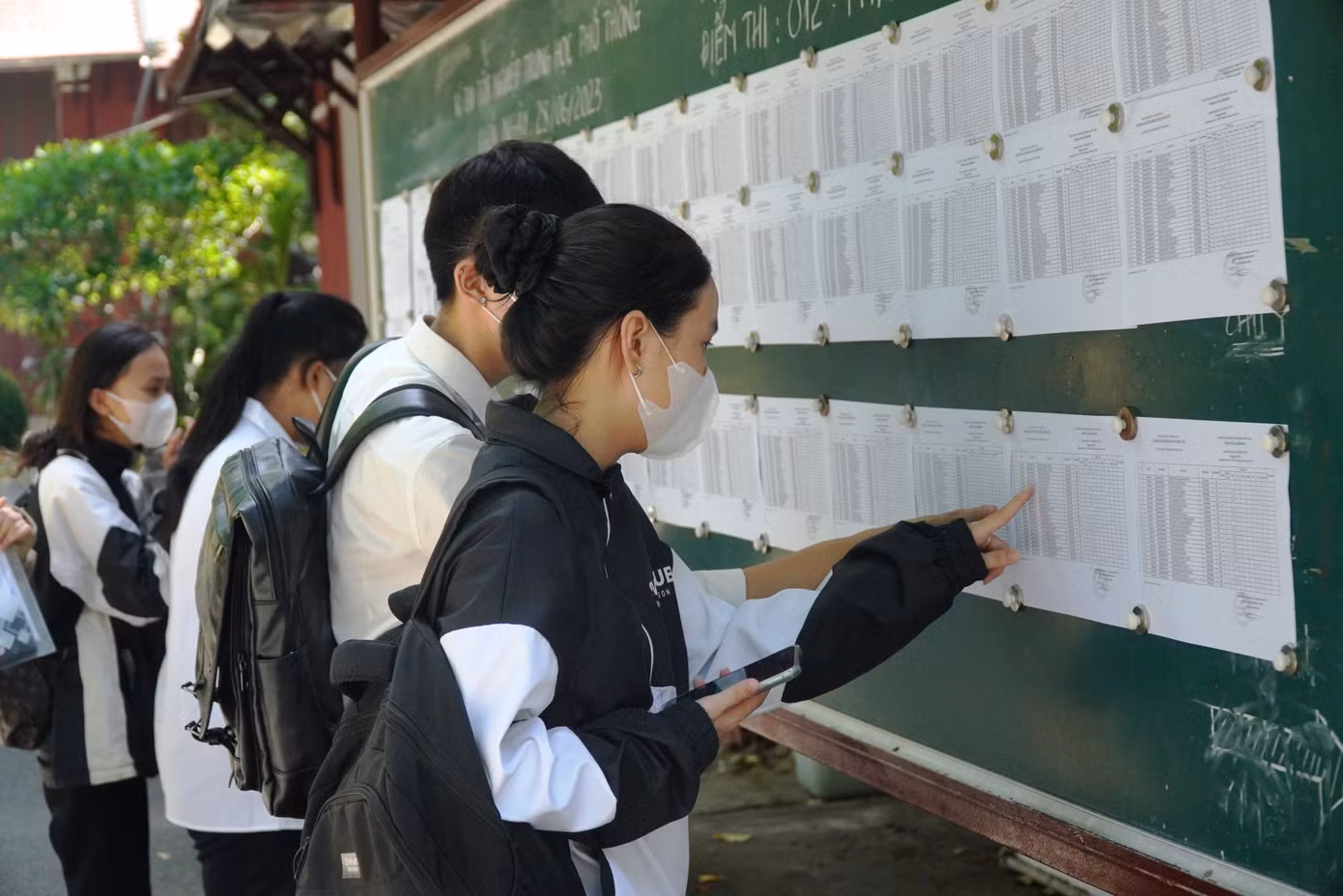 Thí sinh đến sớm để xem danh sách, vị trí phòng thi của mình.