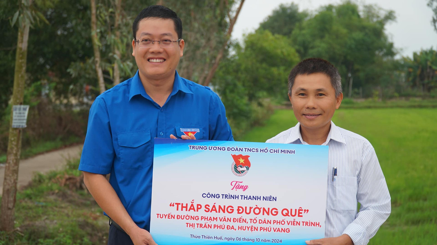 Thừa ủy quyền của Ban Bí thư T.Ư Đoàn, lãnh đạo Tỉnh Đoàn TT-Huế tặng công trình thanh niên Thắp sáng đường quê cho thị trấn Phú Đa, huyện Phú Vang.