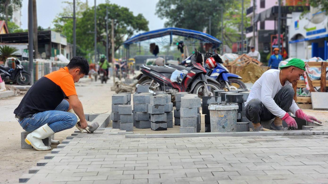 Việc lát đá lòng đường phố đi bộ đang được các đơn vị thi công gấp rút triển khai.