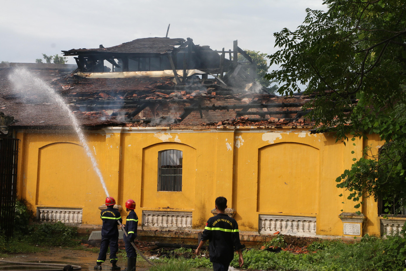 Có 163 hiện vật được đưa ra khỏi đám cháy đảm bảo an toàn. Ảnh: N.V