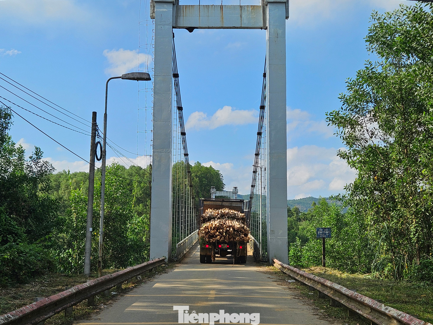 Mỗi lần xe cộ lưu thông qua lại, công trình lại phát ra loạt âm thanh chát tai như tiếng dập của búa khoan phá bê tông, kèm theo đó là sự rung giật dữ dội giữa những nhịp dầm, khiến nhiều người đi trên cầu lo sợ.