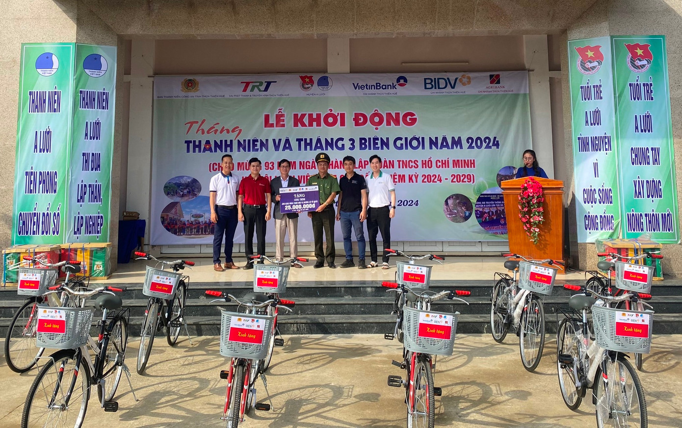 Tặng xe đạp cho học sinh nghèo, trao công trình thanh niên “Ánh sáng nông thôn mới và đường cờ Tổ quốc" cho tuổi trẻ huyện biên giới A Lưới.