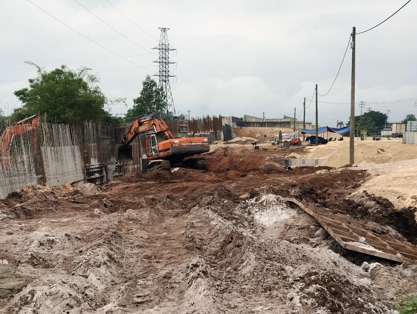 Dự kiến, toàn bộ công trình đường CHCN Phong Điền - Điền Lộc sẽ hoàn thành, thông tuyến, đưa vào sử dụng vào cuối năm nay, kết thúc một dự án giao thông có thời gian thực hiện lâu nhất từ trước đến nay tại TT-Huế.