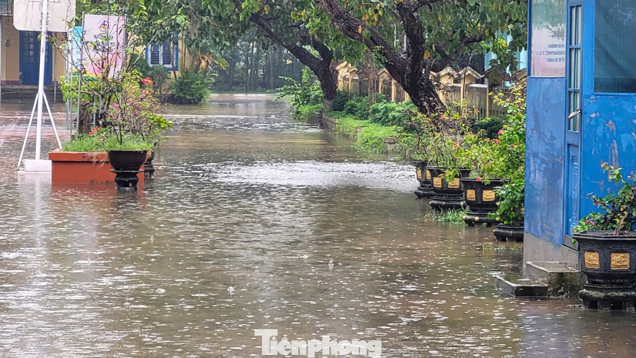 Đường đến trường của học sinh xã Lộc An, huyện Phú Lộc, vẫn ngập trong nước lụt. Đường đến trường của học sinh xã Lộc An, huyện Phú Lộc, vẫn ngập trong nước lụt.
