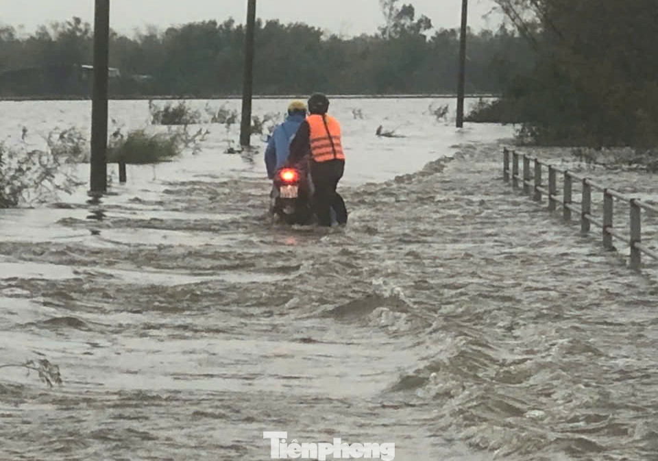Đường sá qua các xã thấp trũng Phú Đa, Phú Hồ (huyện Phú Vang, TT-Huế) vẫn còn ngập lụt, gây nguy hiểm cho hoạt động giao thông, đi lại. Đường sá qua các xã thấp trũng Phú Đa, Phú Hồ (huyện Phú Vang, TT-Huế) vẫn còn ngập lụt, gây nguy hiểm cho hoạt động giao thông, đi lại.