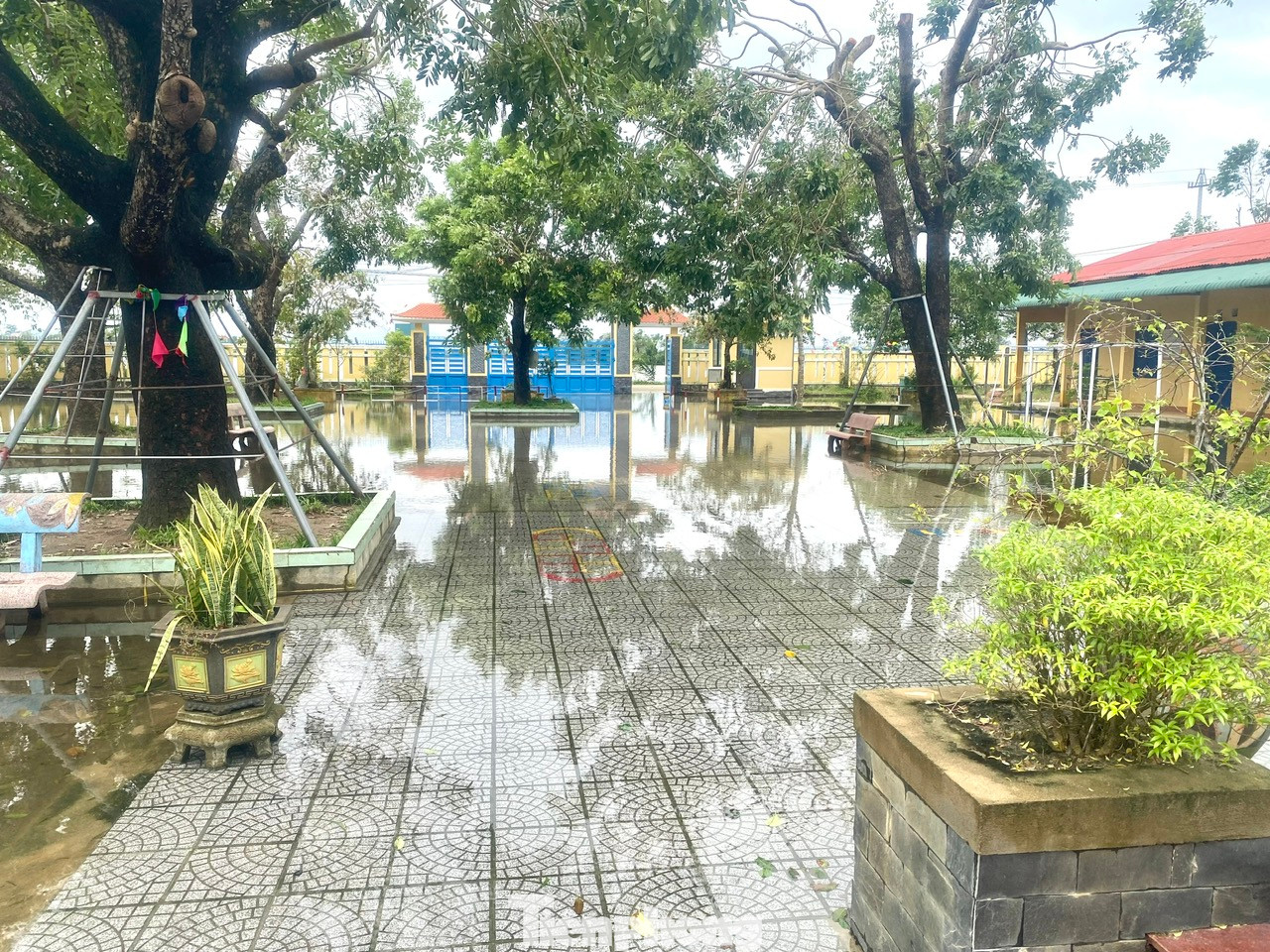 Nhiều trường học ở 2 xã thấp trũng của huyện Phú Vang là Phú Lương, Phú Hồ tạm dừng hoạt động do vẫn còn ngập lụt. Nhiều trường học ở 2 xã thấp trũng của huyện Phú Vang là Phú Lương, Phú Hồ tạm dừng hoạt động do vẫn còn ngập lụt.