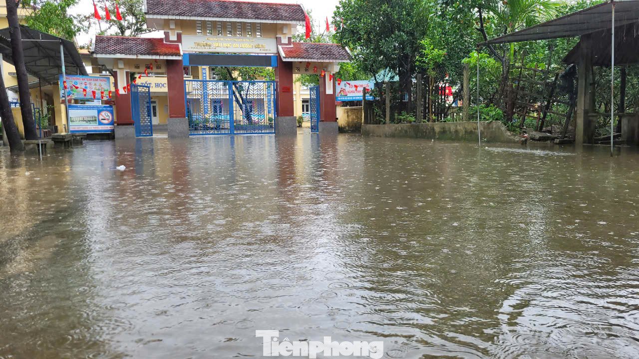 Ngập lụt bủa vây Trường tiểu học An Lương Đông (huyện Phú Lộc, TT-Huế). Ngập lụt bủa vây Trường tiểu học An Lương Đông (huyện Phú Lộc, TT-Huế).