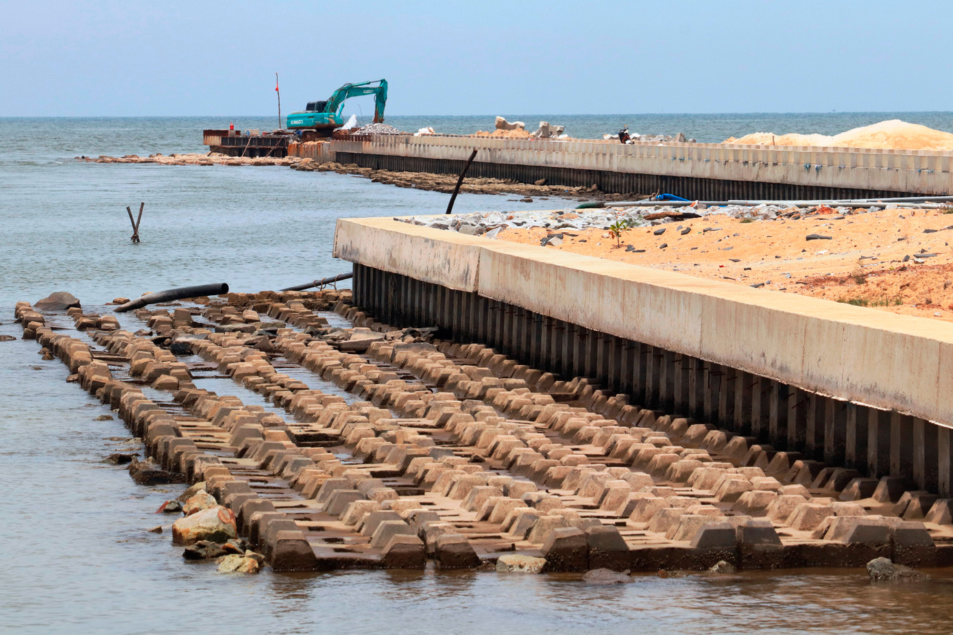 Theo ông Thái Văn Phúc - Trưởng phòng Quản lý và Xây dựng Công trình (Sở NN&amp;PTNT tỉnh TT-Huế), đến giữa tháng 9/2023, khối lượng xây lắp tại các gói thầu thuộc dự án thực hiện đạt khoảng 80%; giá trị giải ngân 107,2 tỷ đồng, đạt 76,5%.