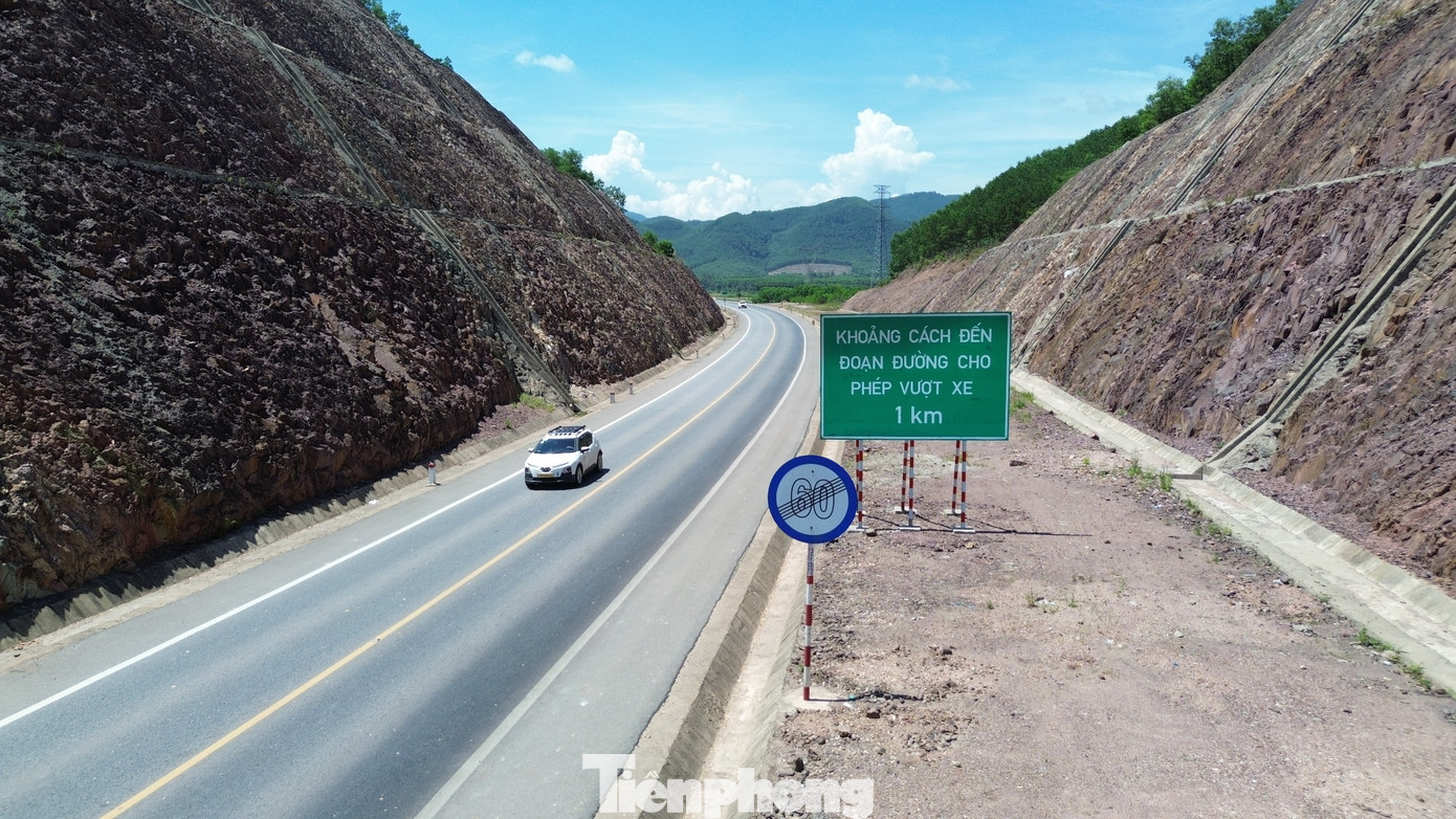 Một lợi thế lớn của dự án là toàn tuyến không còn vướng giải phóng mặt bằng, do công tác này đã được thực hiện từ giai đoạn 1, theo quy hoạch 4 làn xe. Tuy nhiên, do bổ sung thêm 2 nút giao mới tại TP Huế và một số đường gom, dự án cần thêm khoảng 55ha đất để triển khai hạng mục bổ sung này. Một lợi thế lớn của dự án là toàn tuyến không còn vướng giải phóng mặt bằng, do công tác này đã được thực hiện từ giai đoạn 1, theo quy hoạch 4 làn xe. Tuy nhiên, do bổ sung thêm 2 nút giao mới tại TP Huế và một số đường gom, dự án cần thêm khoảng 55ha đất để triển khai hạng mục bổ sung này.