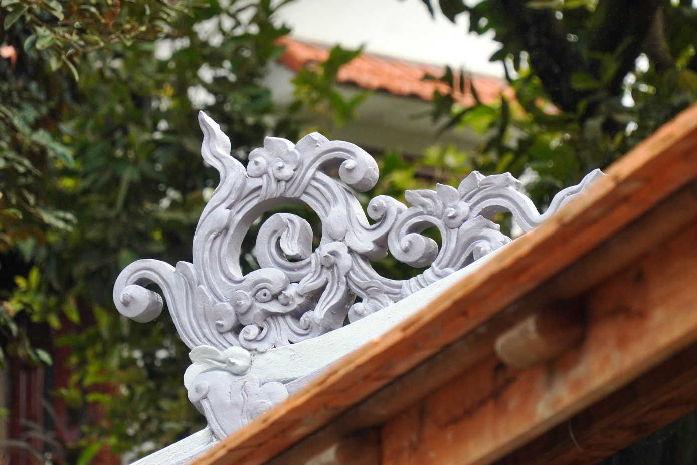 Vật, con giống trang trí trên bờ nóc, bờ mái của ngôi nhà chính. Vật, con giống trang trí trên bờ nóc, bờ mái của ngôi nhà chính.