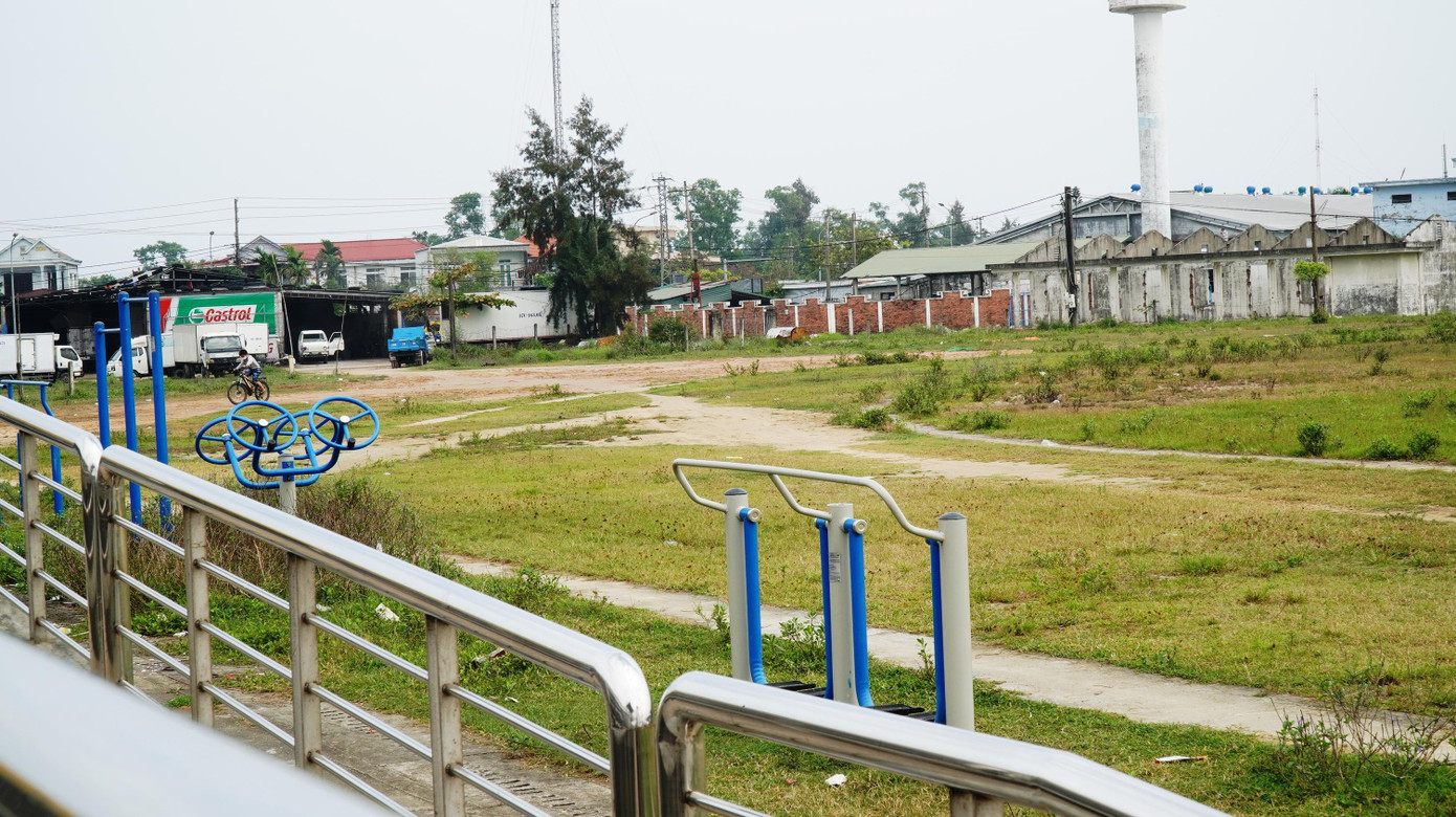 Dự án gồm nhiều hạng mục đầu tư: xây dựng khán đài sân bóng đá rộng 1.500m2, mặt sân bóng, đường chạy (piste) 8.000m2, mương thoát nước bao quanh dài 600m, nhà vệ sinh, nhà điều hành… Mục tiêu dự án nhằm bổ sung công trình văn hóa thiết yếu cho thị trấn Thuận An và huyện Phú Vang (thời điểm đó Thuận An chưa sáp nhập vào TP Huế), kết hợp chỉnh trang đô thị