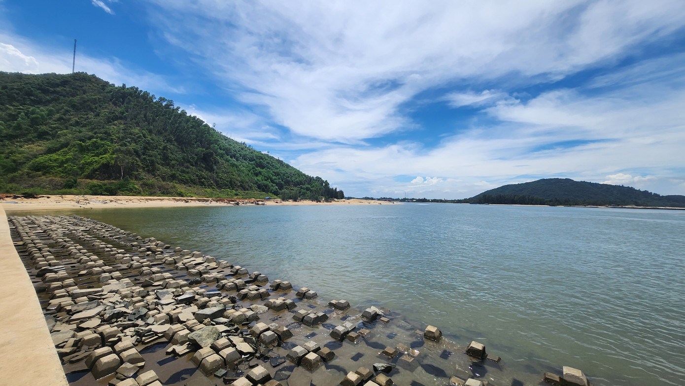 Tuy nhiên, công trình dự án vẫn không thể hoàn thành như cam kết. Cuối năm 2022, UBND tỉnh TT-Huế đã có văn bản gửi Bộ Nông nghiệp và Phát triển Nông thôn đề nghị gia hạn thời gian thực hiện dự án xây dựng, nâng cấp cơ sở hạ tầng nghề cá và dự án phục hồi, tái tạo hệ sinh thái thủy sinh, nguồn lợi thủy sản trên địa bàn tỉnh đến cuối năm 2023.