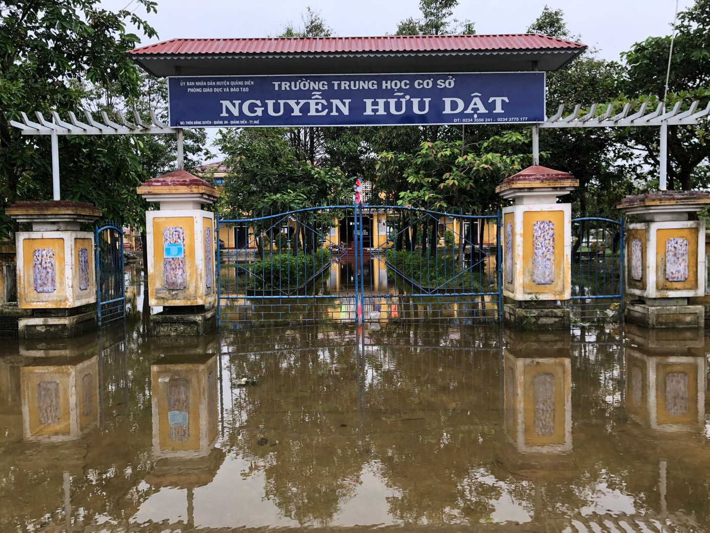 Lũ lụt bủa vây Trường THCS Nguyễn Hữu Dật, Quảng Điền
