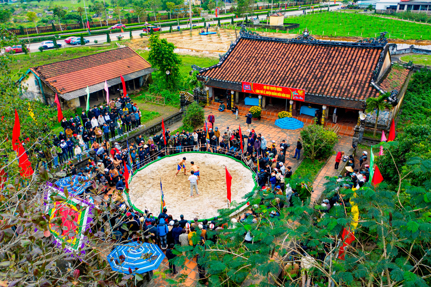 Theo thông lệ hàng năm, hội vật làng Thủ Lễ thường diễn ra vào mùng 6 Tết Nguyên đán. Tuy nhiên, do thời tiết bất lợi diễn ra trong nhiều ngày Tết tại Huế, nên hội vật truyền thống làng Thủ Lễ Tết Nguyên đán Quý Mão phải lùi thời gian tổ chức vào ngày mùng 9 Tết (30/1). Ảnh: Đình Hoàng