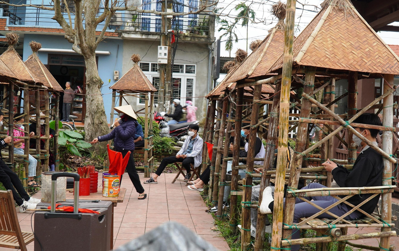 Mỗi cuộc chơi bài chòi có 10 người tham gia, được bố trí ở hai dãy chòi đặt đối diện nhau. Người điều khiển (còn gọi là “ông hiệu”, “bà hiệu”) hô bài, diễn xướng, thực hiện các thao tác theo quy định chơi bài… ngay trên lối đi ở giữa hai dãy chòi.