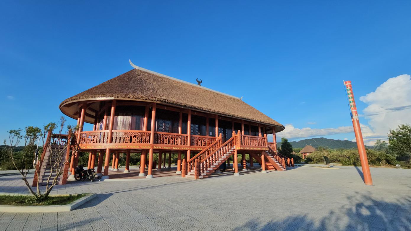 Theo Phòng Văn hóa Thông tin huyện A Lưới, với lợi thế là địa phương có nhiều lễ hội văn hóa, ngành nghề truyền thống được bảo tồn và phát huy hiệu quả và công nhận di sản văn hóa, Làng văn hóa hình thành đi vào hoạt động sẽ trở thành không gian tái hiện nhiều lễ hội văn hóa đặc trưng, sinh hoạt thường nhật, cũng như nét đẹp truyền thống độc đáo của đồng bào vùng cao. Theo Phòng Văn hóa Thông tin huyện A Lưới, với lợi thế là địa phương có nhiều lễ hội văn hóa, ngành nghề truyền thống được bảo tồn và phát huy hiệu quả và công nhận di sản văn hóa, Làng văn hóa hình thành đi vào hoạt động sẽ trở thành không gian tái hiện nhiều lễ hội văn hóa đặc trưng, sinh hoạt thường nhật, cũng như nét đẹp truyền thống độc đáo của đồng bào vùng cao.