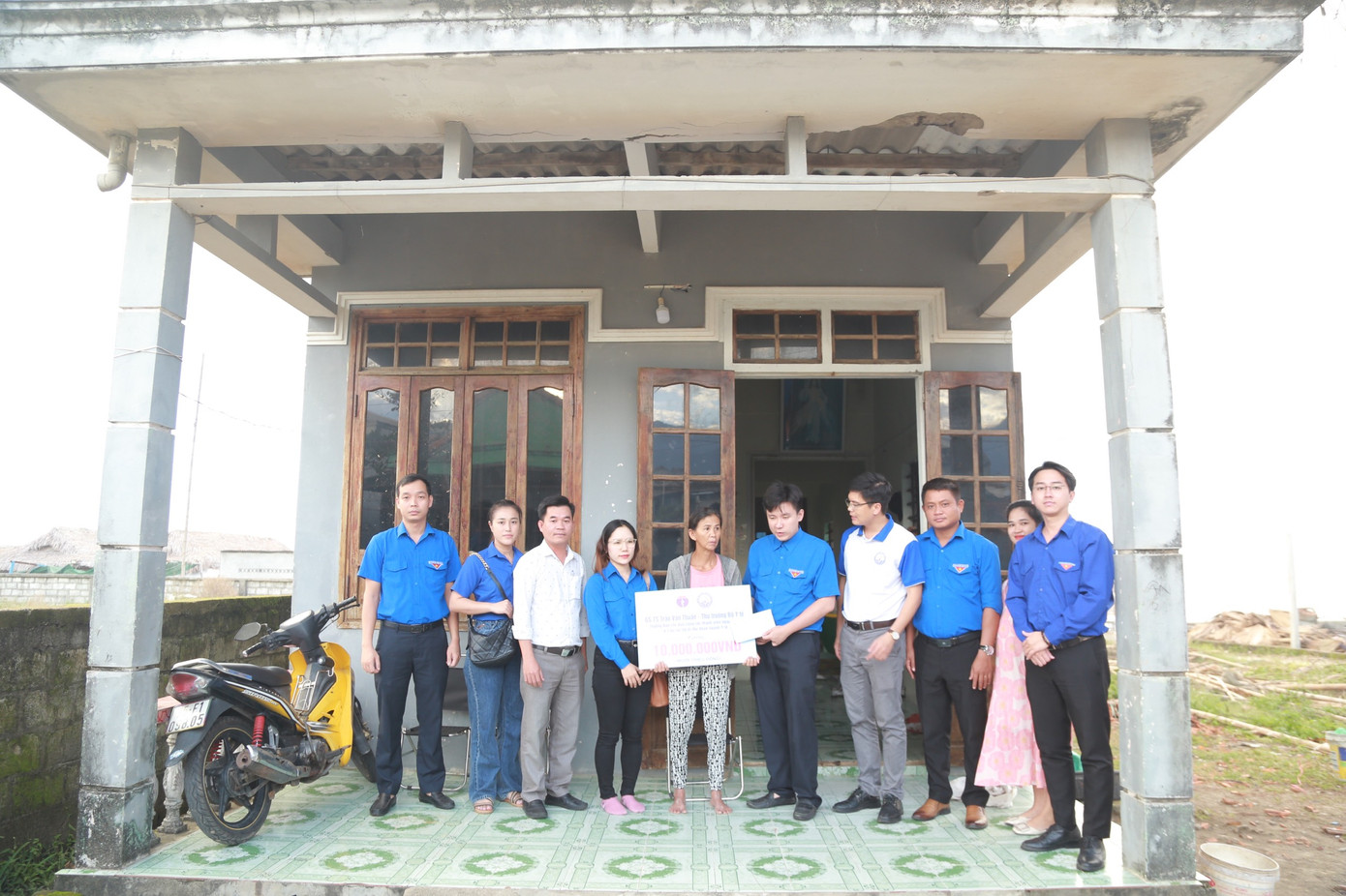 Hỗ trợ gia đình bị thiệt hại nhà cửa do mưa lũ tại thị trấn Lăng Cô, huyện Phú Lộc, tỉnh TT-Huế.