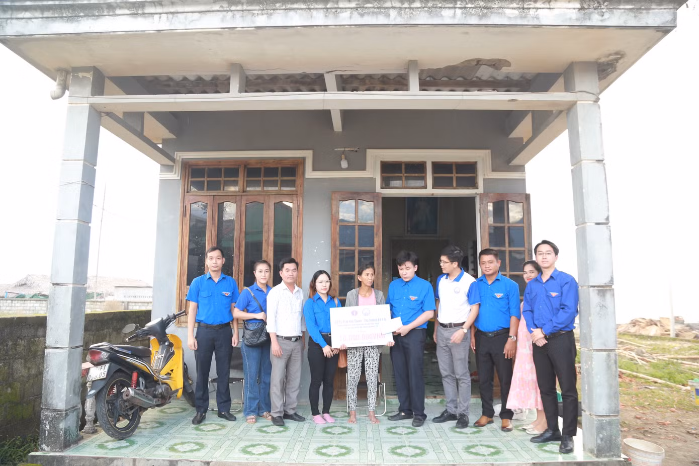 Hỗ trợ gia đình bị thiệt hại nhà cửa do mưa lũ tại thị trấn Lăng Cô, huyện Phú Lộc, tỉnh TT-Huế.