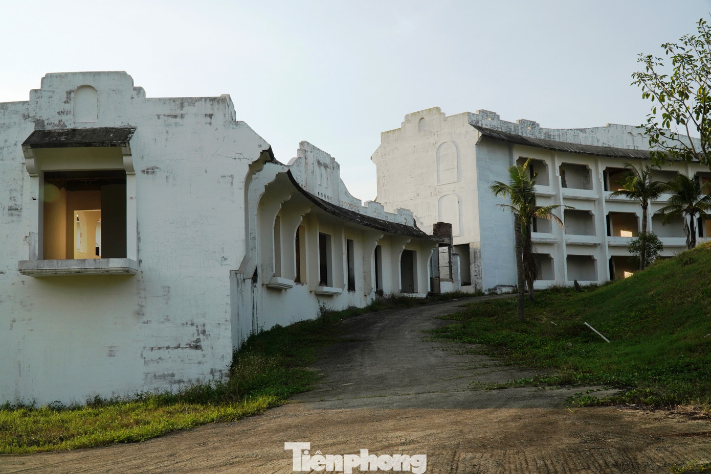 Ban đã tổ chức nhiều buổi làm việc và có văn bản yêu cầu chủ đầu tư đôn đốc tiến độ. Tuy nhiên, đến nay các dự án vẫn rơi vào tình trạng bị bỏ mặc, bế tắc, chưa có dấu hiệu tái khởi động để hoàn thành, đưa vào khai thác, góp phần thúc đẩy phát triển kinh tế xã hội địa phương như từng được kỳ vọng.