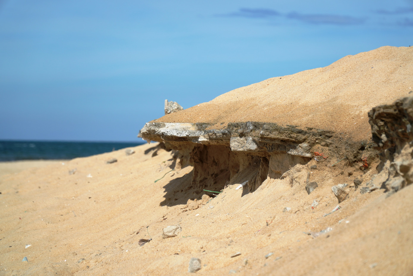 Trong đó, cần sớm triển khai thi công đoạn kè biển từ thôn Tân An đến Xuân An trước mùa mưa bão. Đầu tư kè tại bãi tắm Phú Thuận theo hướng đóng cọc bê tông dự ứng lực sát mặt đất để giữ bãi tắm vì đây là khu vực xung yếu, khoảng cách dải đất hẹp từ hai vùng nước đầm phá và biển chỉ khoảng 400m, có nguy cơ mở cửa biển mới.