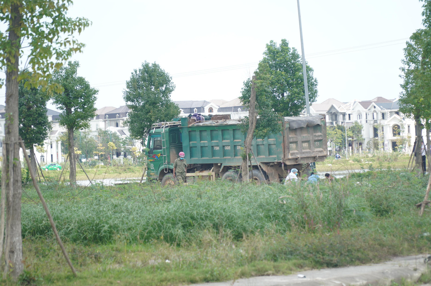 Xe ô tô tải ben do tài xế Nguyễn Vũ điều khiển xảy ra va chạm với xe gắn máy lưu thông cùng chiều, làm 3 mẹ con tử vong tại chỗ. Ảnh: N.V Xe ô tô tải ben do tài xế Nguyễn Vũ điều khiển xảy ra va chạm với xe gắn máy lưu thông cùng chiều, làm 3 mẹ con tử vong tại chỗ. Ảnh: N.V